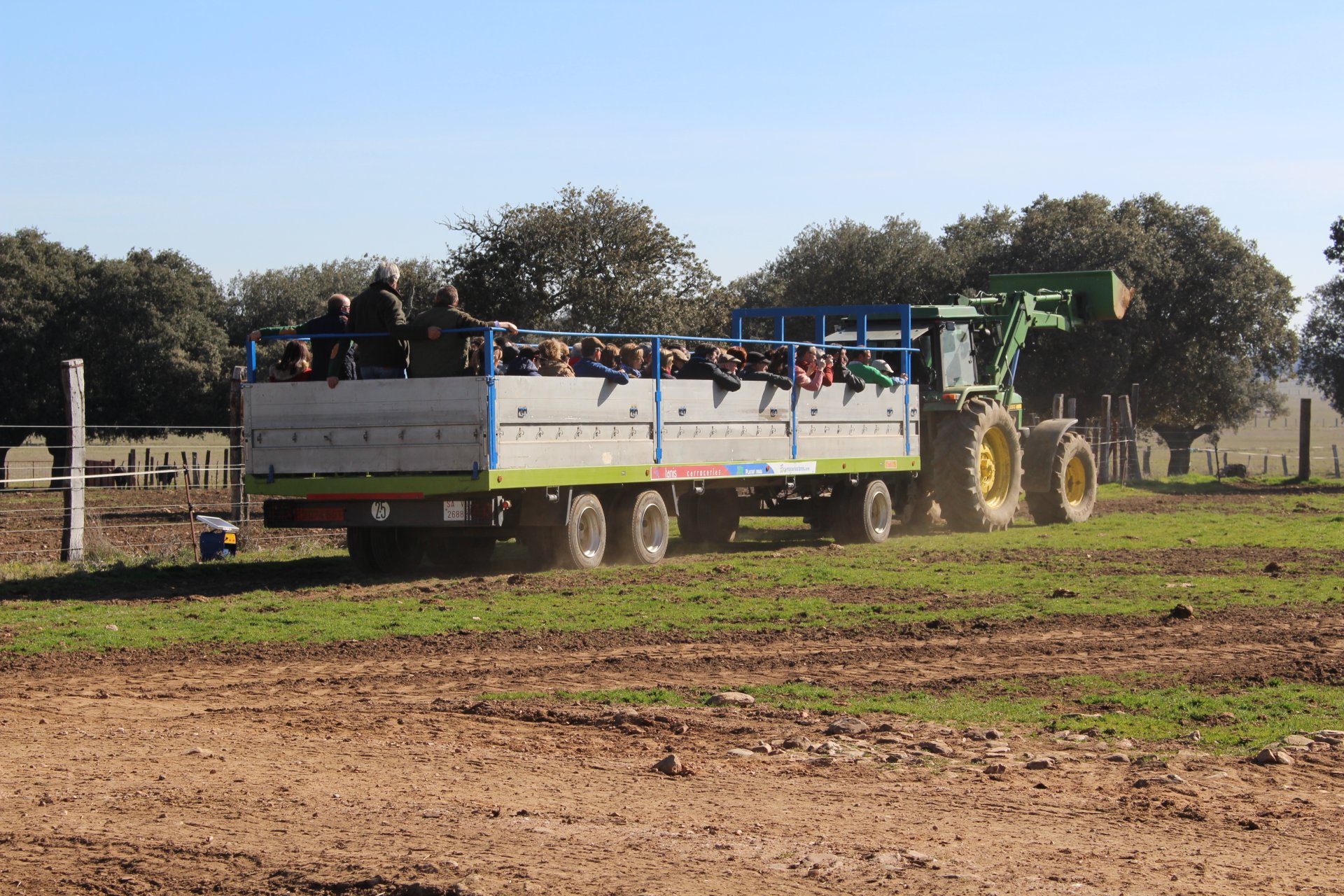 Tractor con el remolque de visitantes en la Ganadería Montalvo
